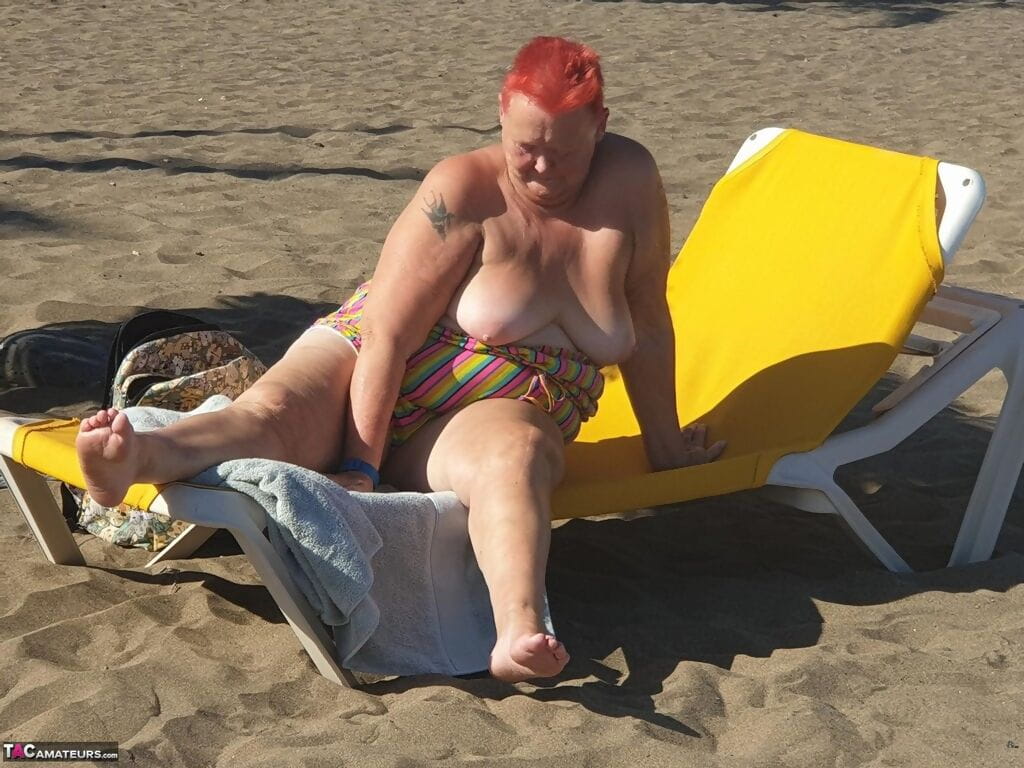 stary ssbbw Val Гузмич barwniki jej włosy czerwony przed wyjawienie sama na w Plaża