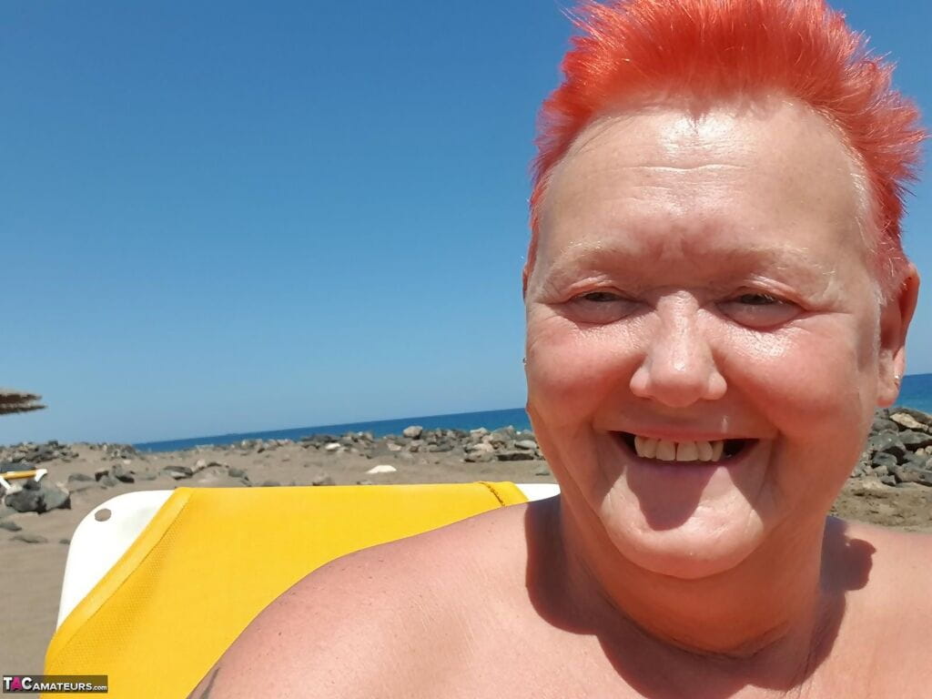 oud ssbbw Val gasvormig kleurstoffen haar haar rood voor bloot Zichzelf op De Strand