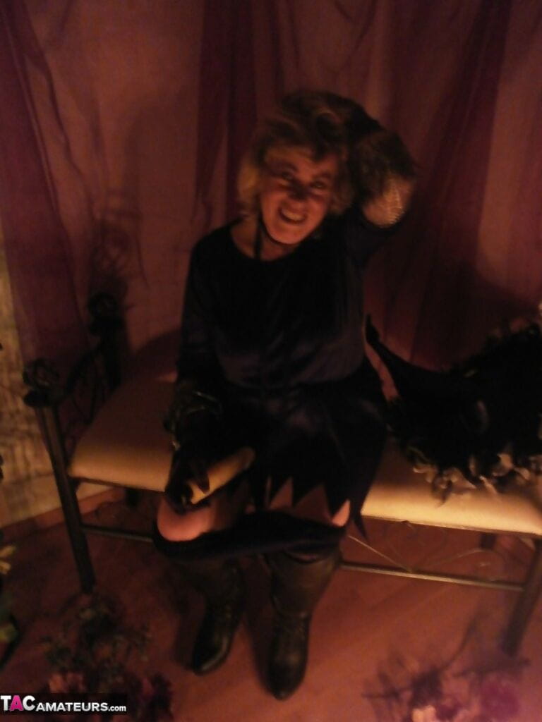 dziki dojrzeć czarownica Karo wystaje A Sadło dildo do jej soczyste cipa dla A Halloween