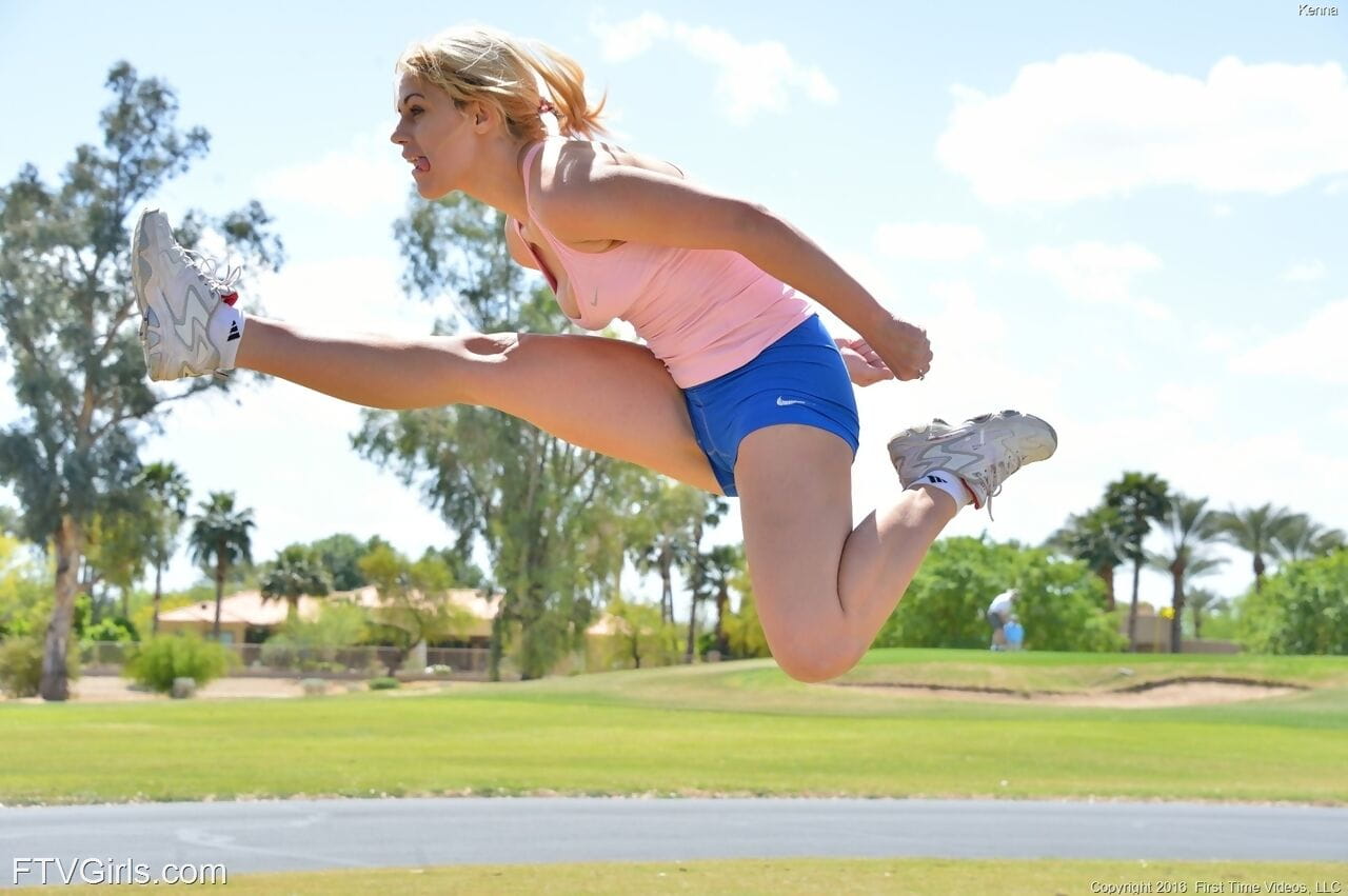 sportief Blond meisje uitkleedt en joggen naar beneden een straat volledig naakt