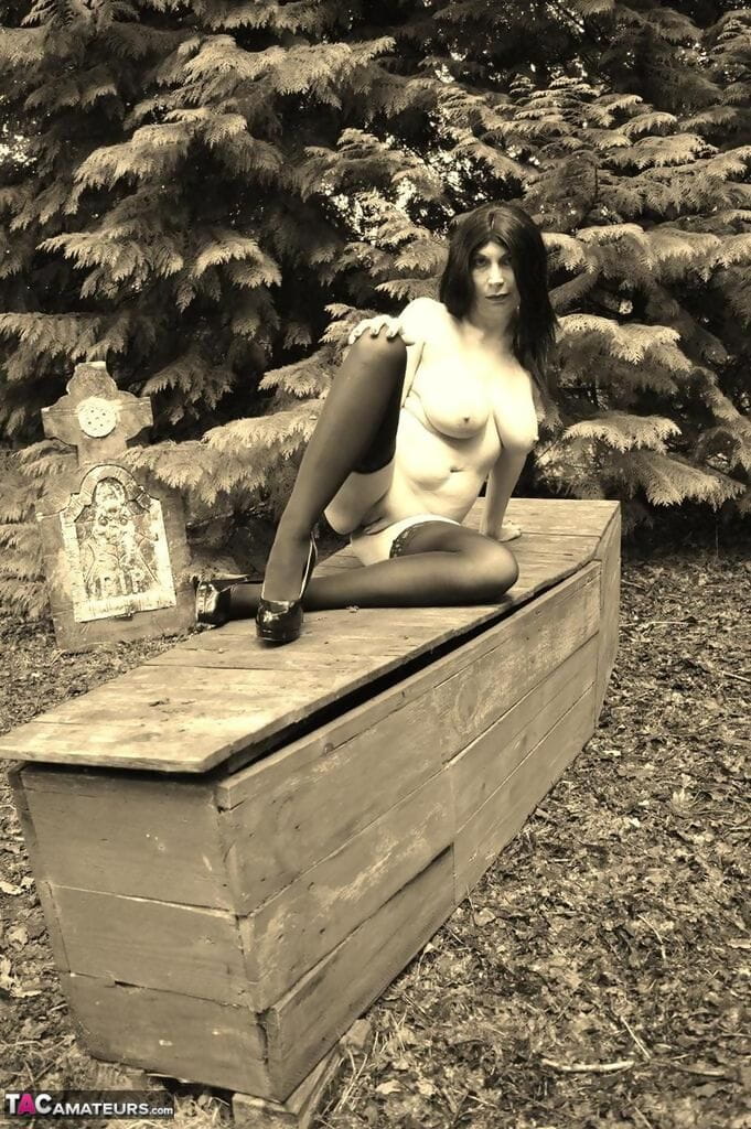 ゴス 女の子 barby slut bares 彼女の 大きな おっぱい - Twat 上 a 棺 に の 森