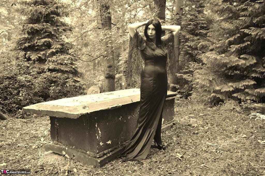 goth Kız barby Sürtük bares onu büyük göğüsleri ve Dangalak üstüne bir tabut içinde bu woods