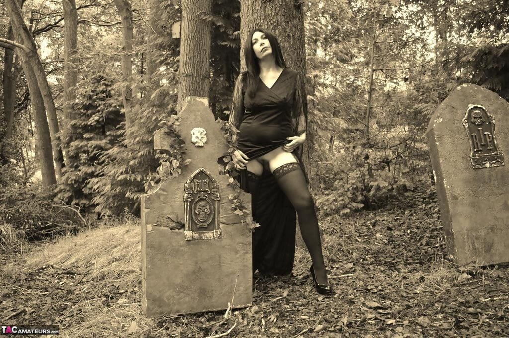 goth ผู้หญิง barby สำส่อน bares เธอ ใหญ่ หัวนม แล้ว twat ๆ เป็ โลงศพ ใน คน ป่า
