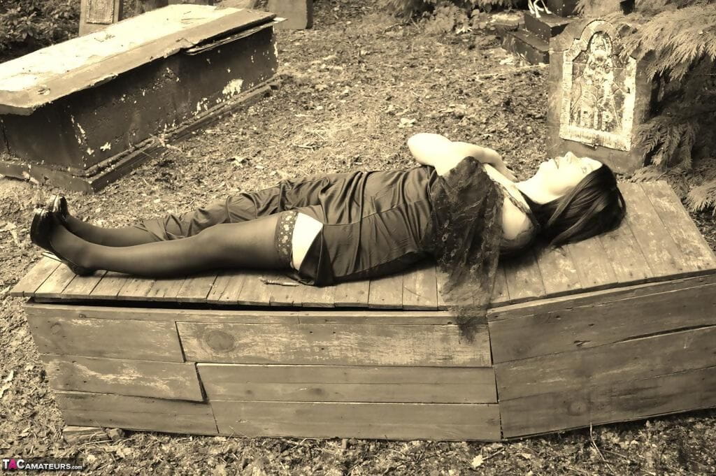 哥特 女孩 巴比 荡妇 剥开 她的 大 奶 和 娘们 顶上 一个 棺材 在 的 树林里