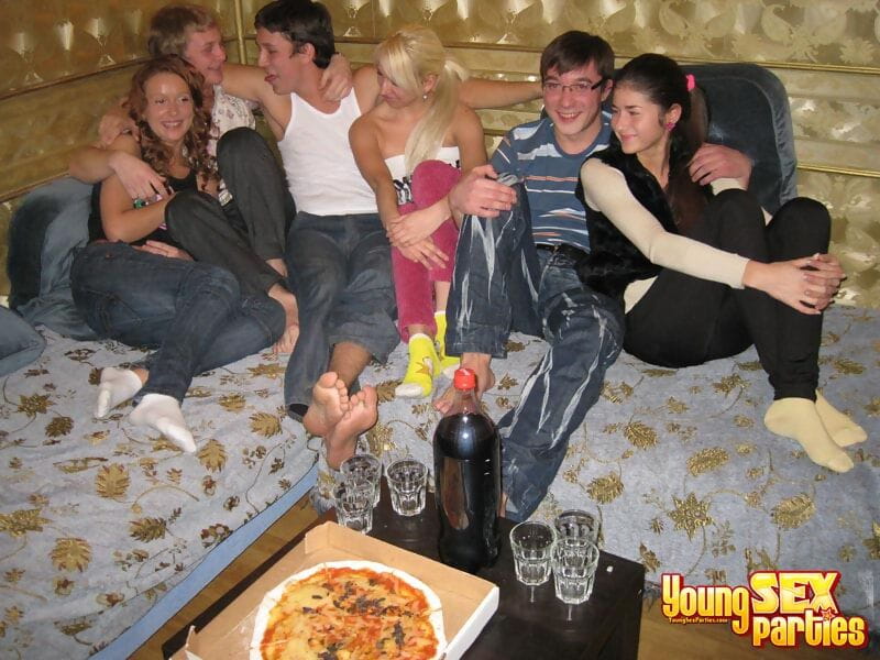 genç kızlar meşgul içinde grup seks Süre katılıyor bir pizza parti