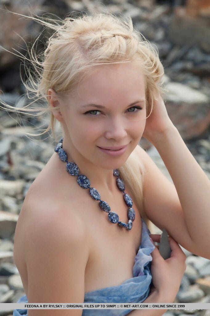 Blonde hot teen feeona ein posing auf Strand zeigen winzige Titten & Rasiert pussy