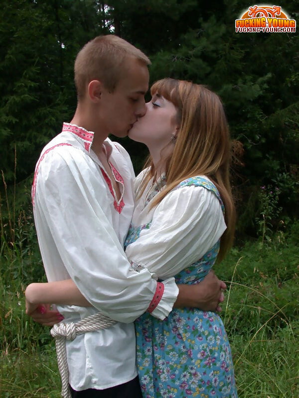 Russisch tiener met rood haar attracties haar vriendjes haan tijdens geslacht in lange gras