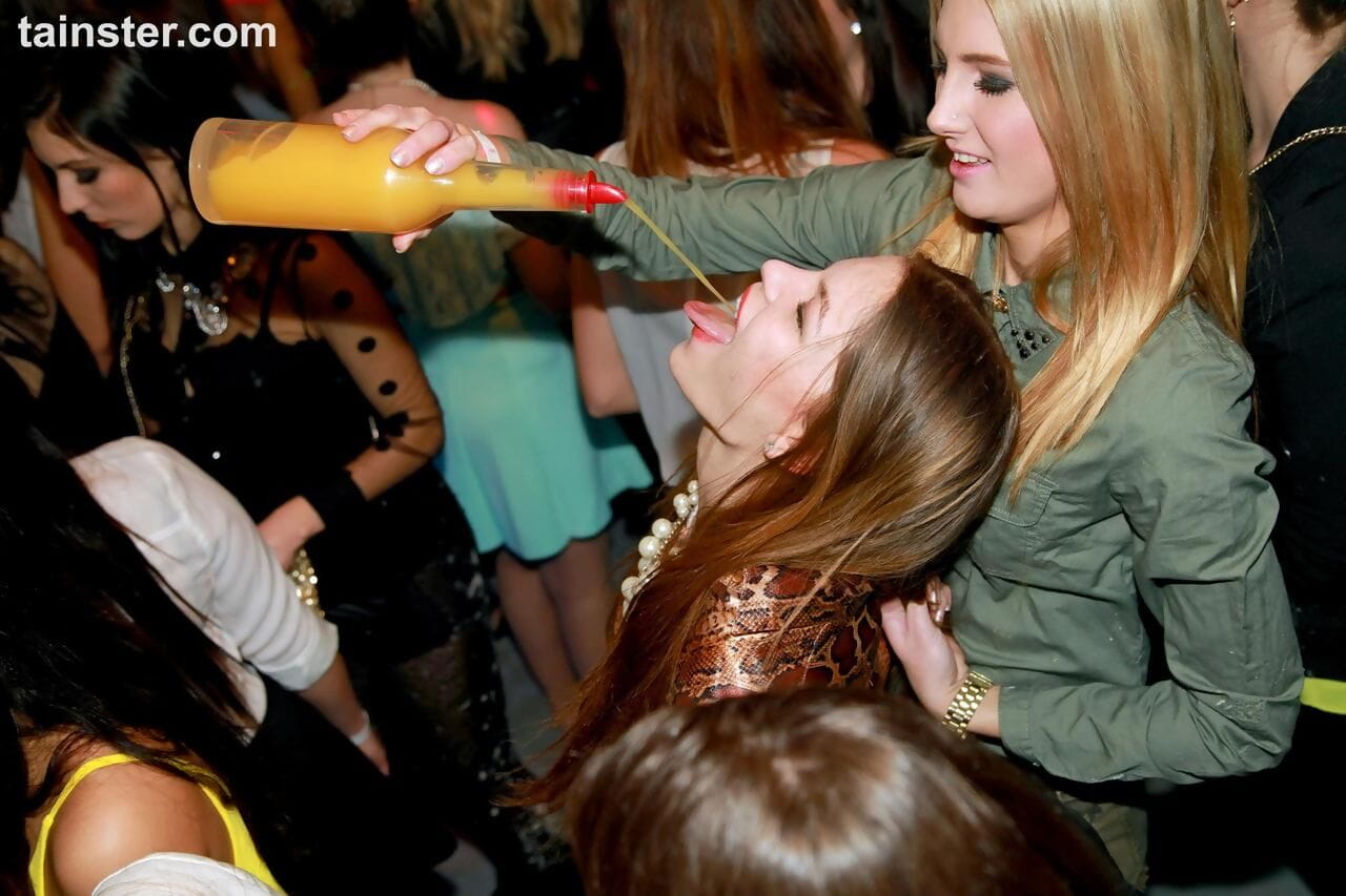 Slutty vrienden krijgen dronken in De Club en zuigen haan in hot Cfnm partij actie