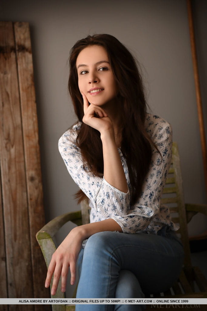 Doux Brunette adolescent Alisa Amore supprime BLEU Jeans sur façon pour la modélisation Nu