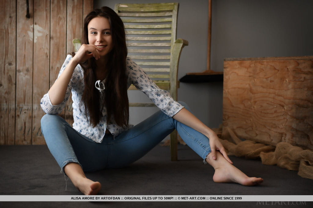 Zoet Brunette tiener Alisa Amore verwijdert Blauw Jeans op weg naar modellering naakt