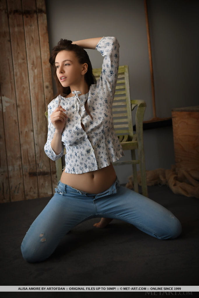Dulce Morena Adolescente Alisa Amore quita AZUL jeans en camino a modelado desnudo