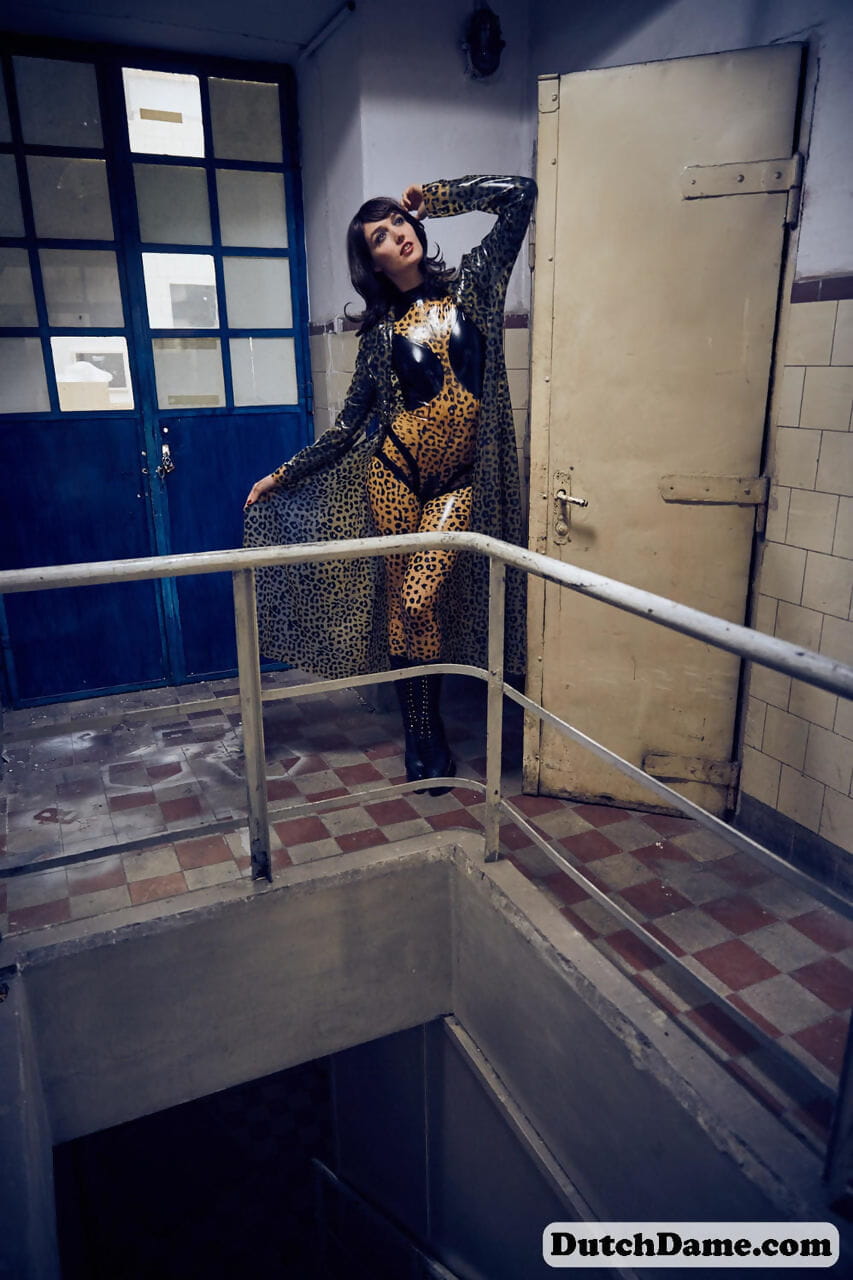solo Modell Streiks hot Posen in Voll Körper Leopard drucken Kostüm