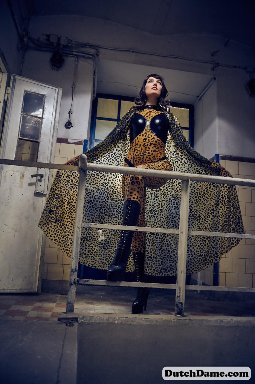 solo modelo greves quente poses no Completo corpo Leopard imprimir traje