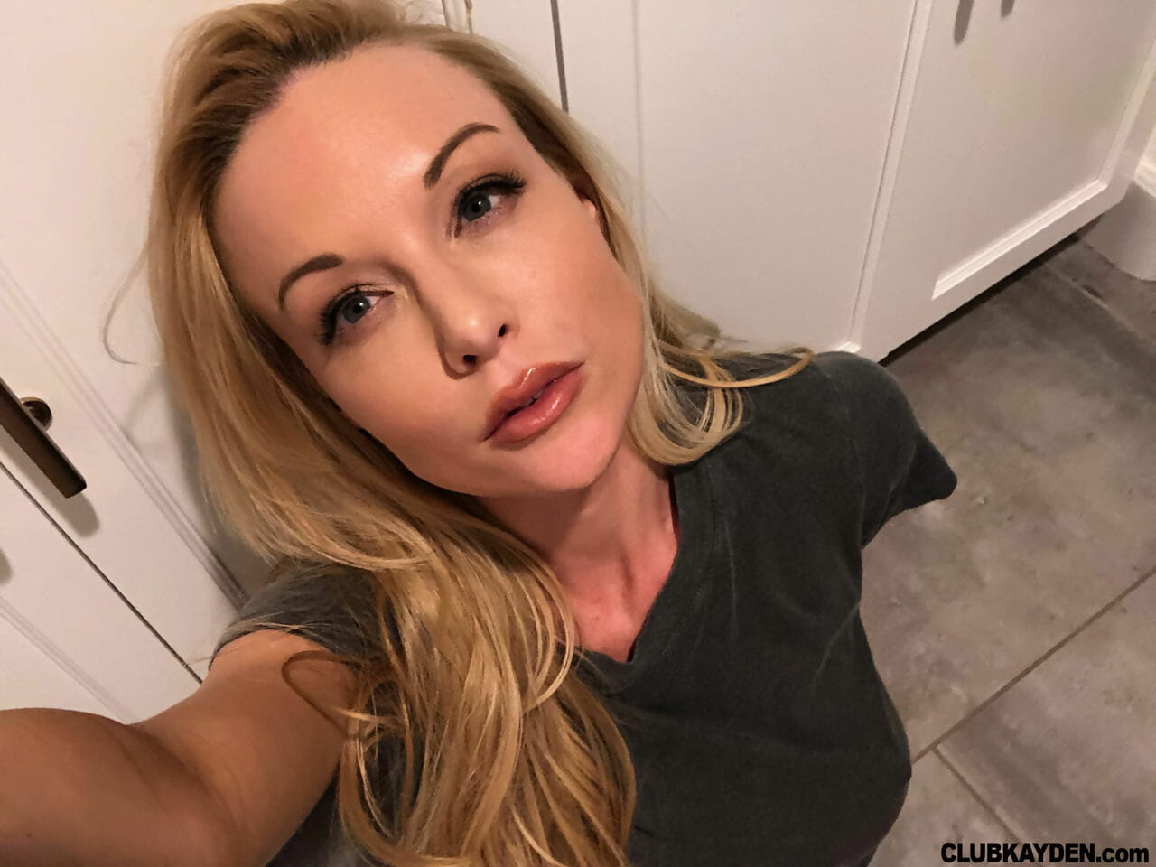 hot blond Kayden Kross Sport lange Brustwarzen Während Nehmen masturbation selfies