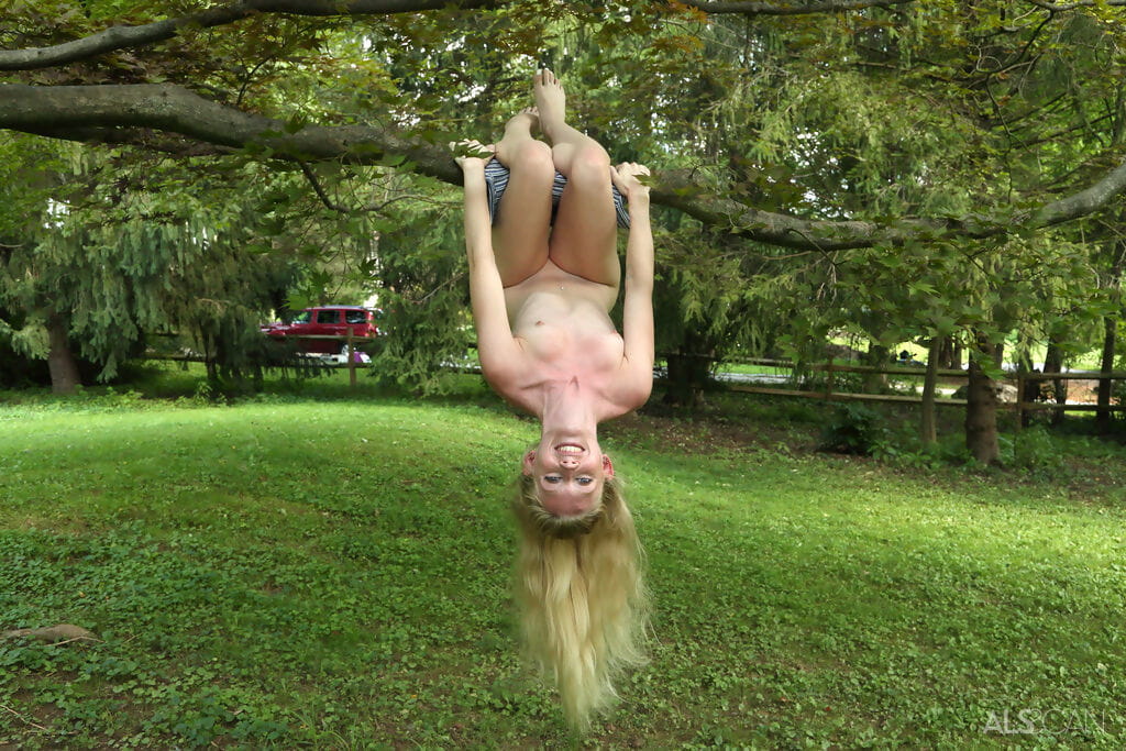 Słodkie Blondynka Emma starletto pokazuje off jej elastyczność a nagie w w dziedziniec