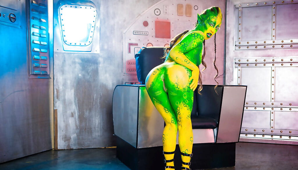 kinky Cosplay piliç Tiffany Bebek poz içinde vücut boya üniforma ve yayılıyor