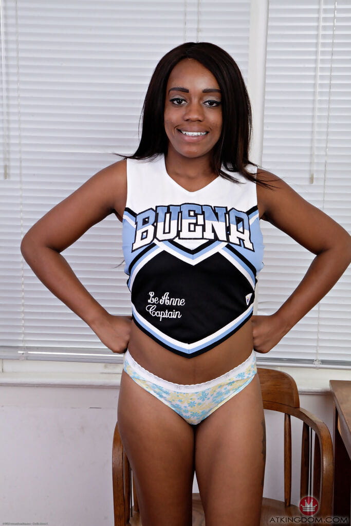 zwart amateur verwijdert haar Cheerleader uniform naar model in De naakt
