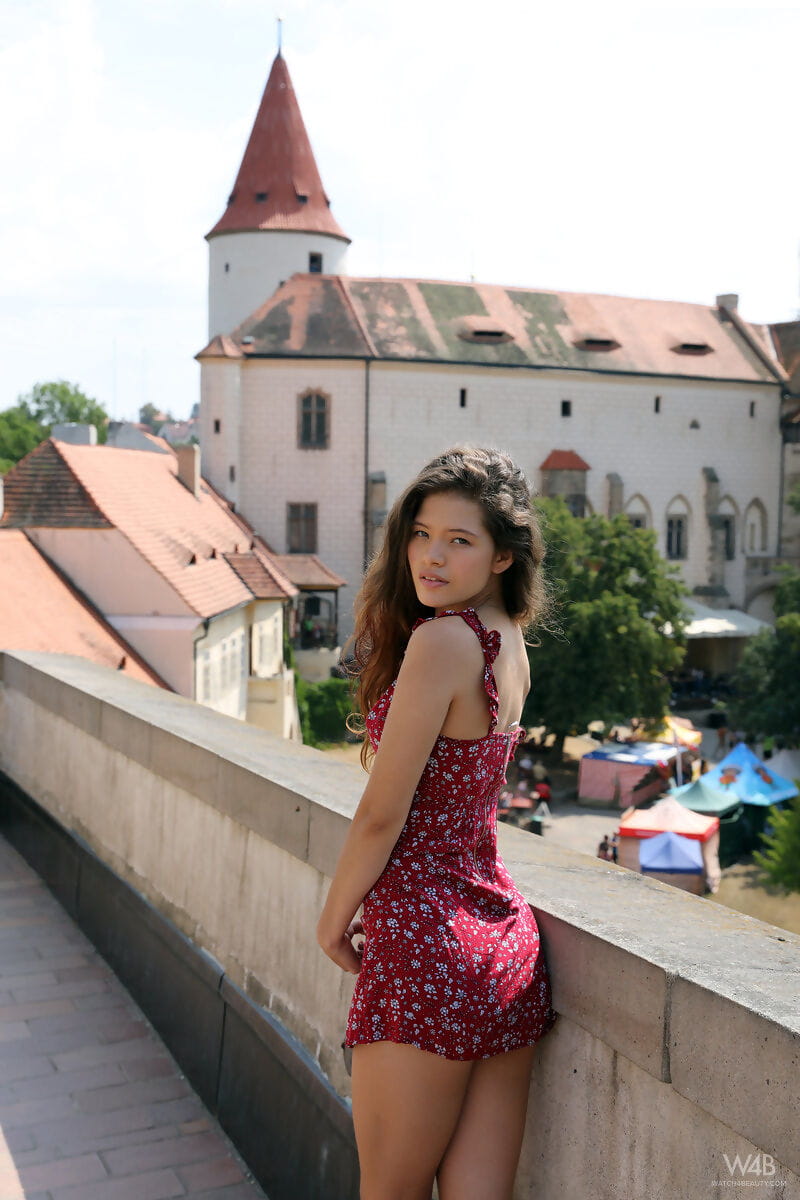 winzige teen Irene rouse blinkt keine Panty bis Röcke Während Besuchen Prag