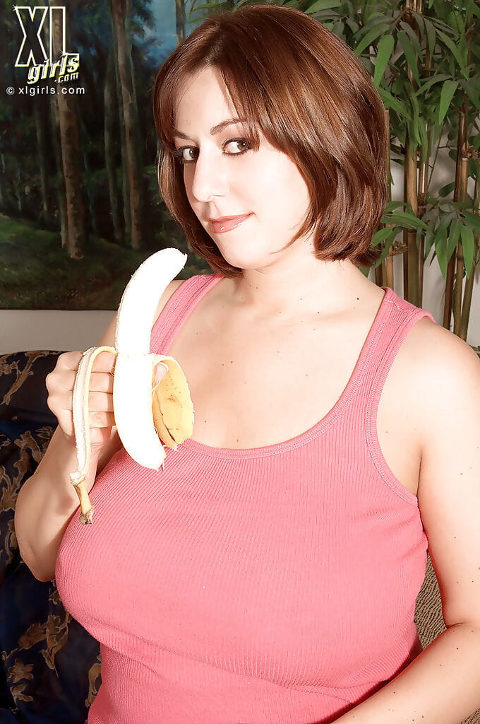 Chubby beauty Lexi Windsor playing with a banana topless but in tight jeans