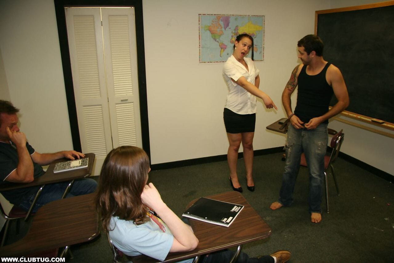 la maestra de escuela Cheyenne Joya tiras a su bragas a jerk off Un estudiante
