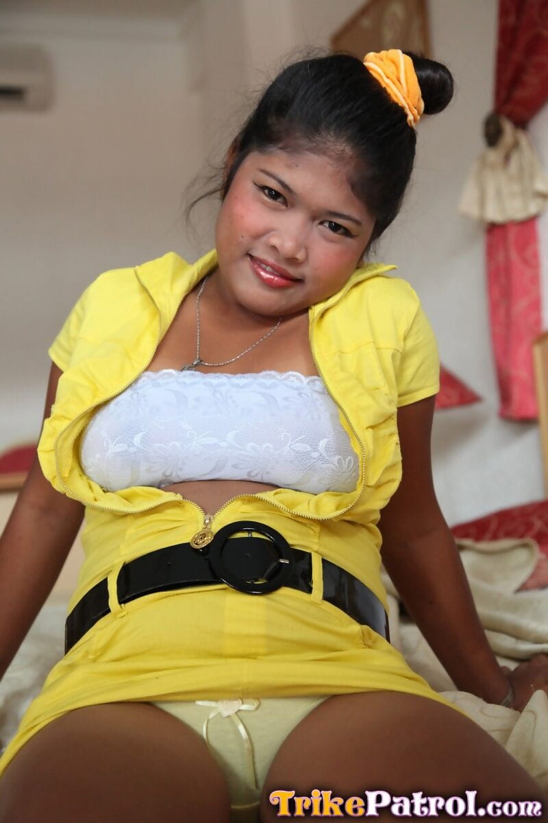 Filipinli Kız sunar onu göğüsleri ve kesilmiş kedi için bir seks turist