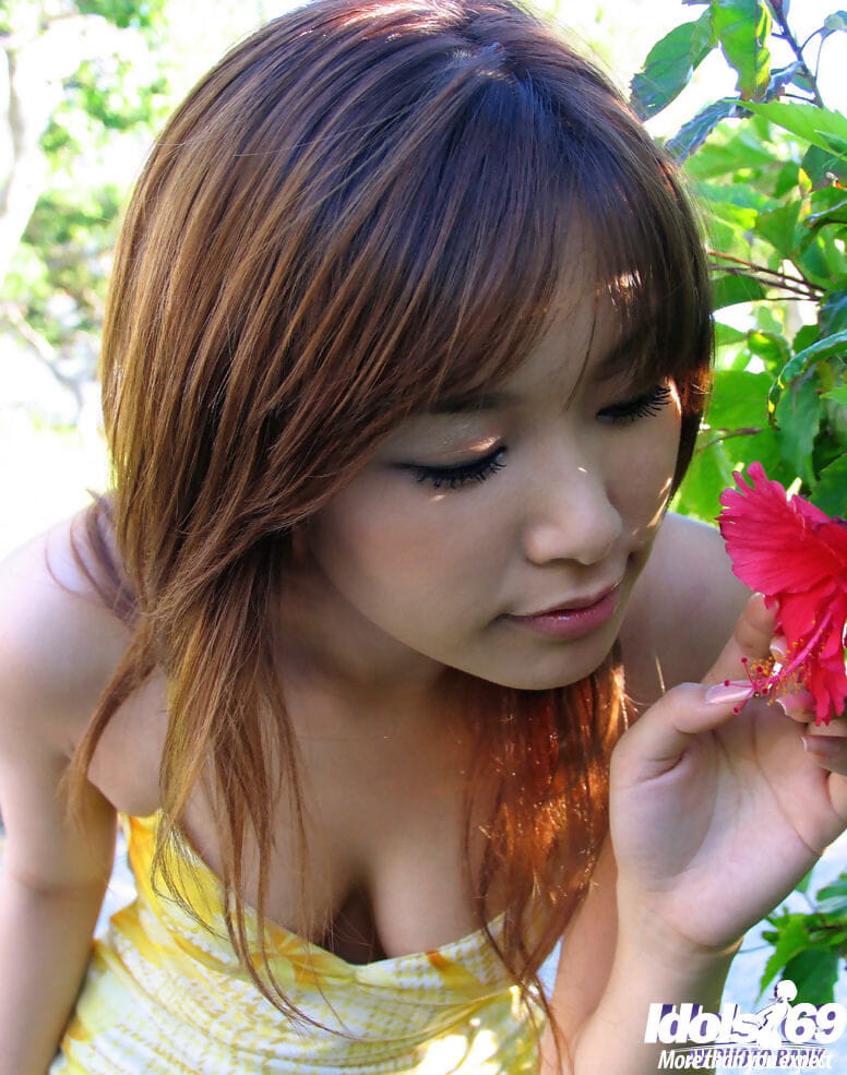 सुंदर एशियाई लड़की yua Aida फिसल बंद उसके पोशाक और जाँघिया