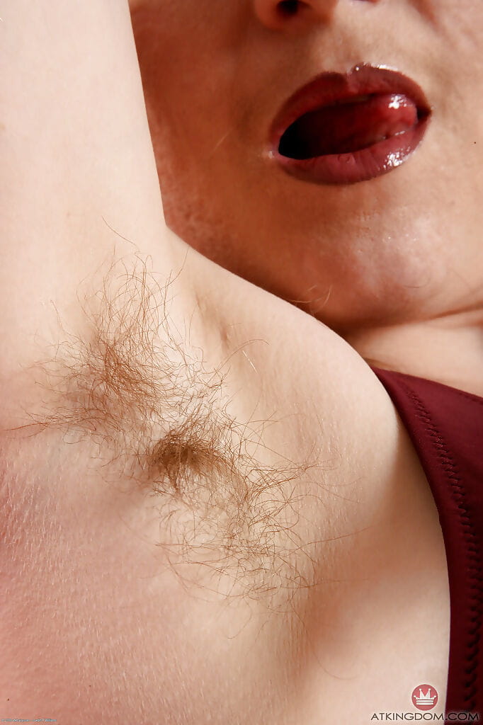 Haarige Unterarm solo Modell Tink Verbreitung Ihr Haarige Vagina