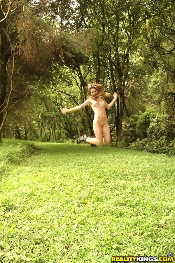 latina solo Chica Dany elly tiras off su Bikini durante Un a pie en el Bosque