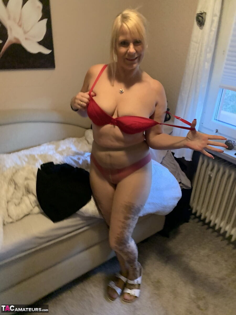 Ältere Blonde Amateur Süß Susi bekommt Nackt während Candid Aktion bei Home