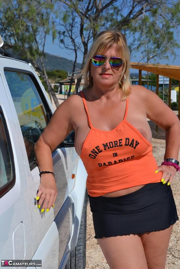Slutty dojrzałe dla nudystów z wielkie cycki Chrissie pokazuje jej gorąca krzywe w w Plaża