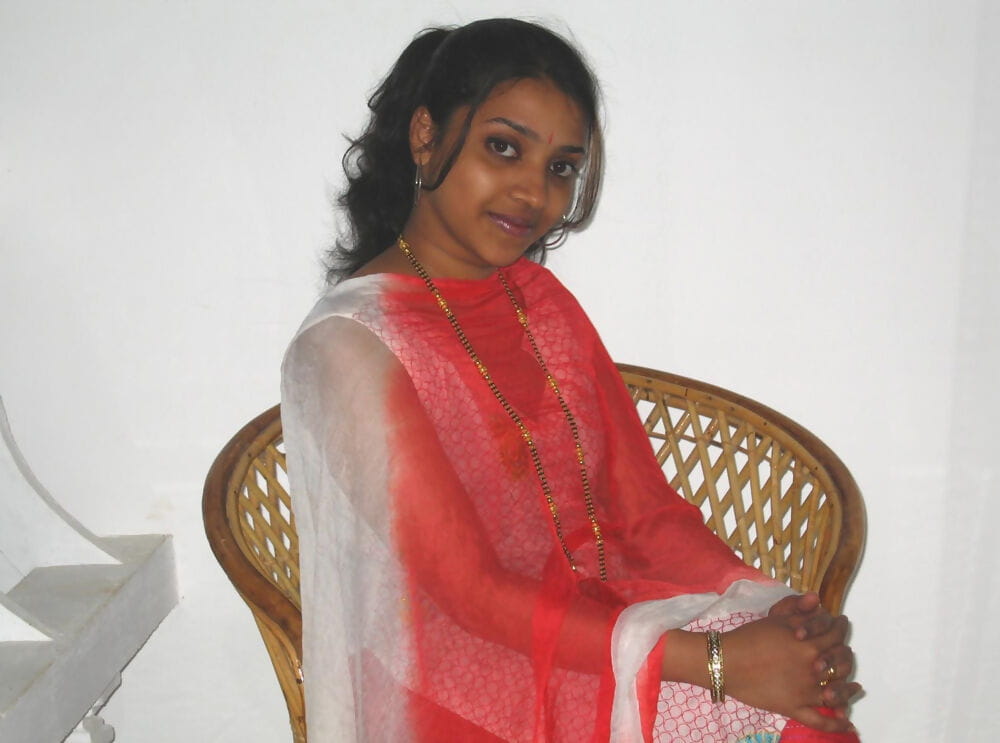 indiano femmina è Catturato in Il suo biancheria intima mentre cercando su diversi abiti
