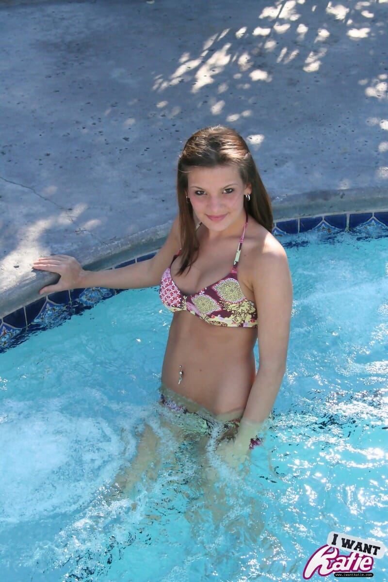 Bonito teen Kate Esmague cobre até ela nua mamas depois de a remoção Biquini topo no piscina