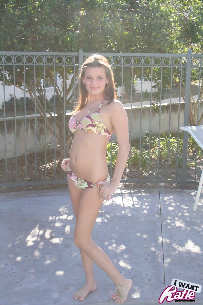 Słodkie nastolatek Kate crush pokrowce do jej nagie cycki po usuwanie Bikini top w basen