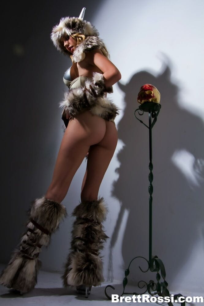 solo model Brett Rossi pokazuje off jej Dziewczyna części ubrany w A Viking strój