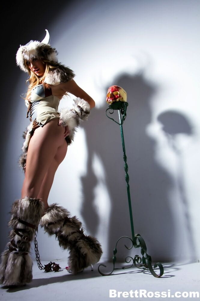 solo Model Brett Rossi gösterir kapalı onu Kız parçaları giydiriyorlar içinde bir viking kıyafet