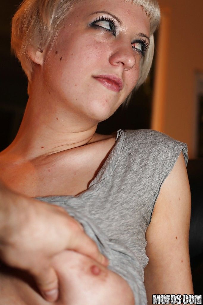 एमेच्योर सुनहरे बालों वाली बेब में काले जाँघिया चेरी फटे दिखा रहा है उसके बड़े स्तन