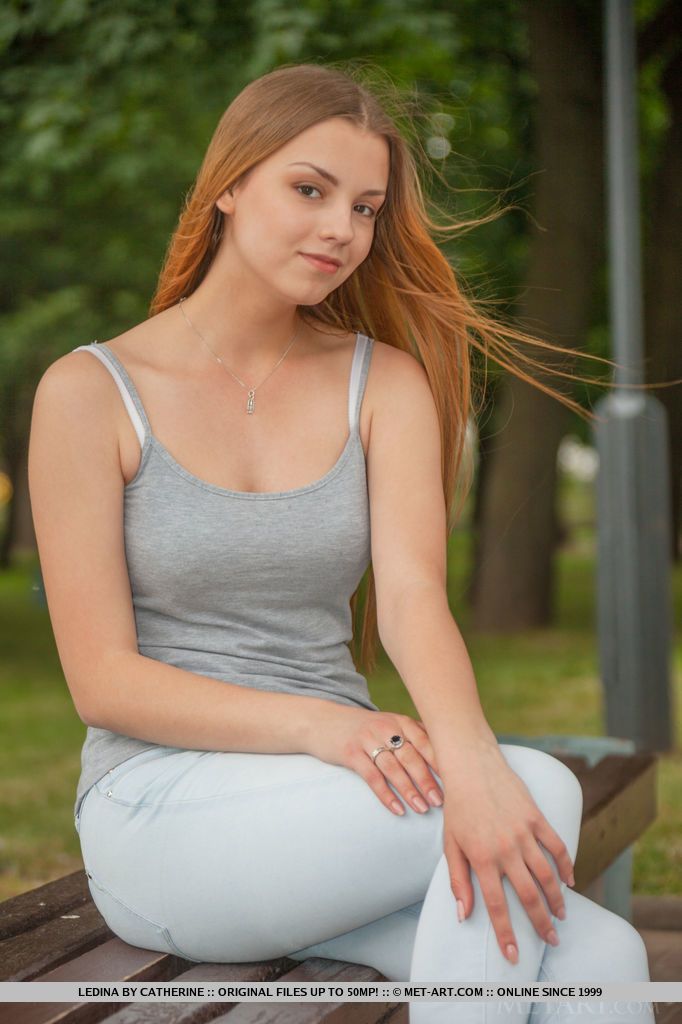 أحمر الأوروبي فاتنة تعريتها إلى العارية صغيرة في سن المراهقة الثدي خلال غلم تبادل لاطلاق النار