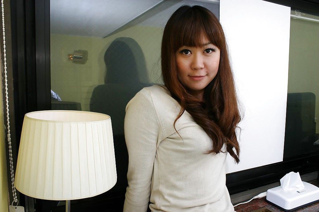 Aziatische milf Hiroko Nagatomo uitkleden en verspreiding haar harige kut lippen