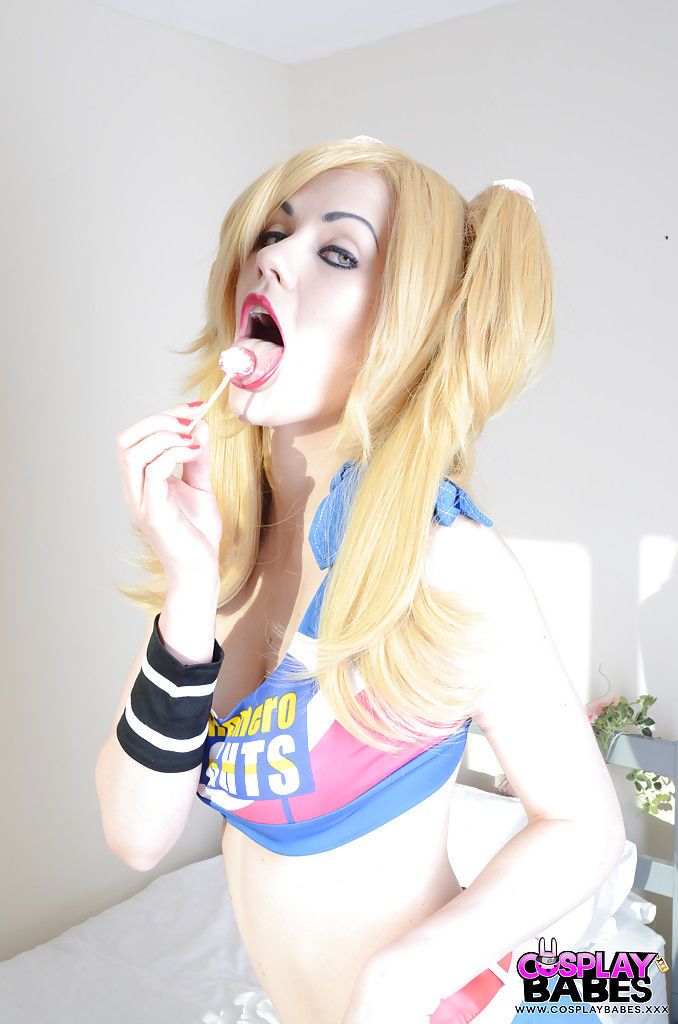 Blondynka cosplay cutie Tina Fay masturbuje się ogolone Pochwy z lizak