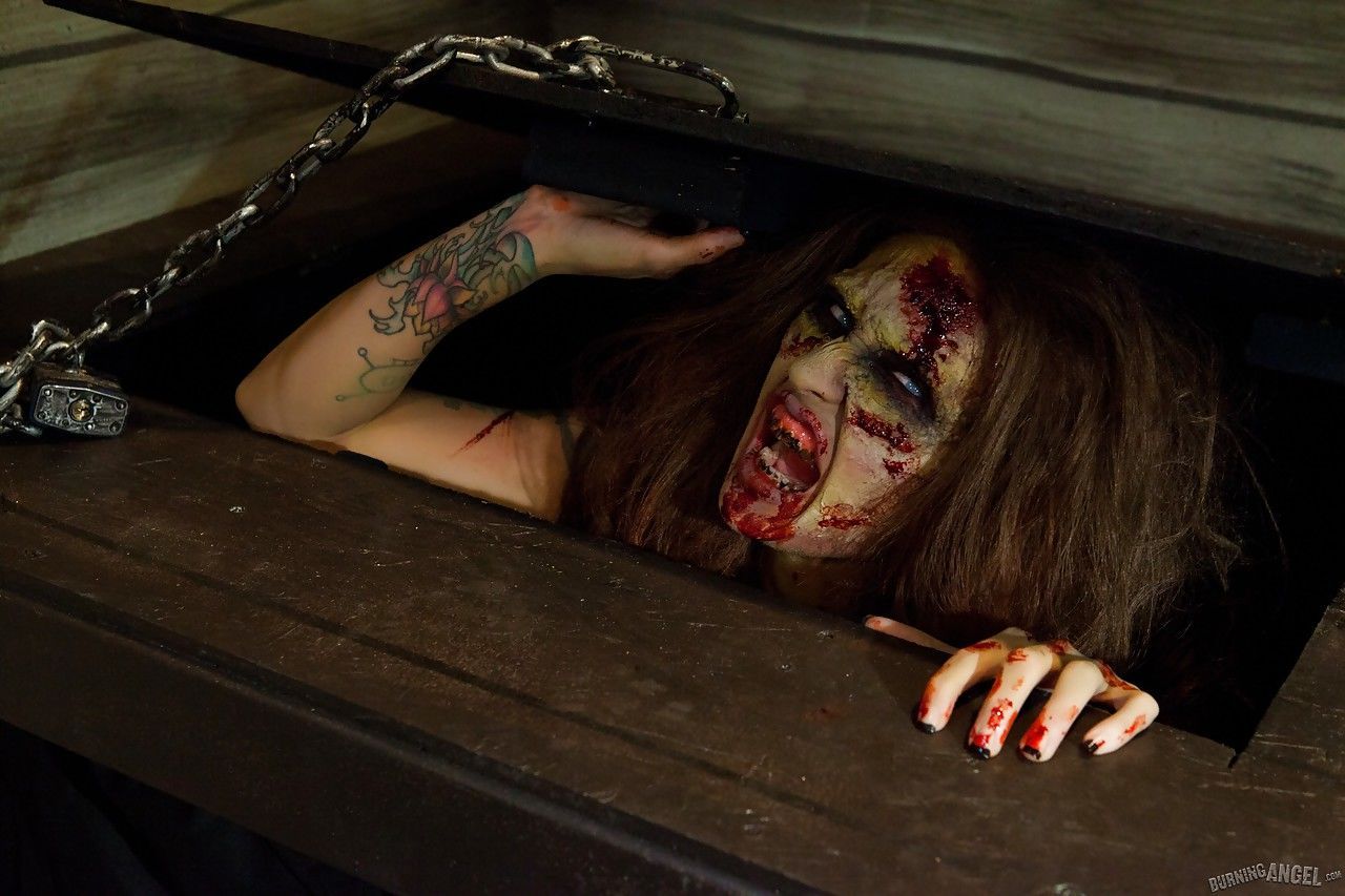 Coquine Brunette cosplayer Kleio dévoile Son zombie seins et chatte