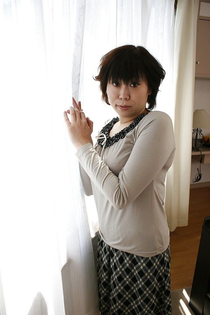 Asya milf Yoshiko Sakai Alır bir Banyo ve Gösterir Küçük göğüsleri