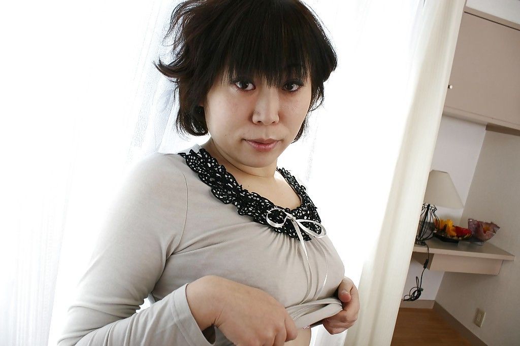 Azji mamuśki Yoshiko sakai bierze A Wanna i pokazuje Mały cycki