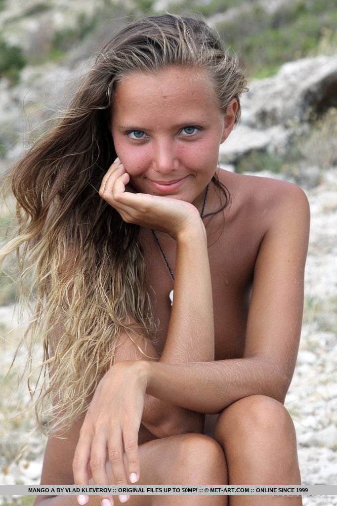 solo Mädchen mango ein Modellierung Nackt auf Rocky Strand Nach ausziehen