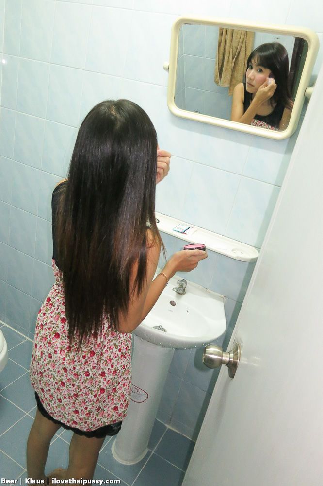 tetona tailandés Chica la cerveza da hasta su afeitado Coño a Un Sexo Turismo en Hotel habitación