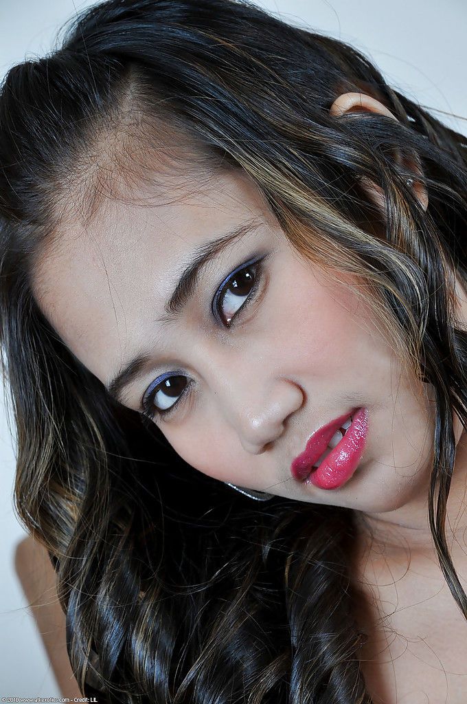Niedlich Asiatische Mädchen Akira Modellierung solo in sehen thru Dessous und mesh Strümpfe