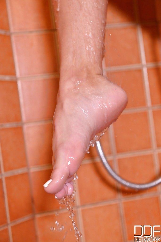Chân trần euro con gà Inna sirina ướt rất vui Đít và Chân trong tắm