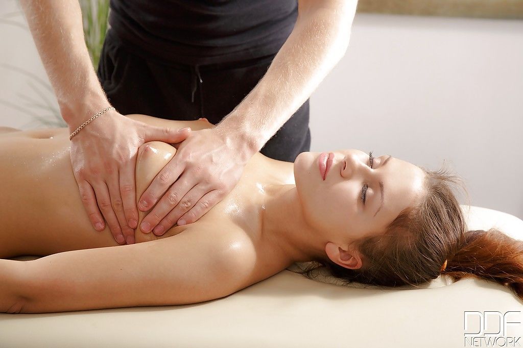 Europea teen Emma Marrone Avendo phat Culo oliato e massaggiato prima Sesso