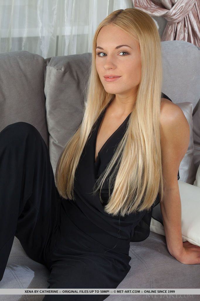 Wunderschöne junge Blonde Xena baring perfekt Big teen Titten für Nackt verbreiten