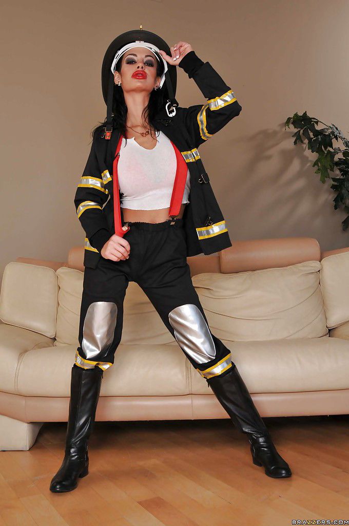 rondborstige Babe in vuur uniform Angelina Valentijn strippen en verspreiding haar benen