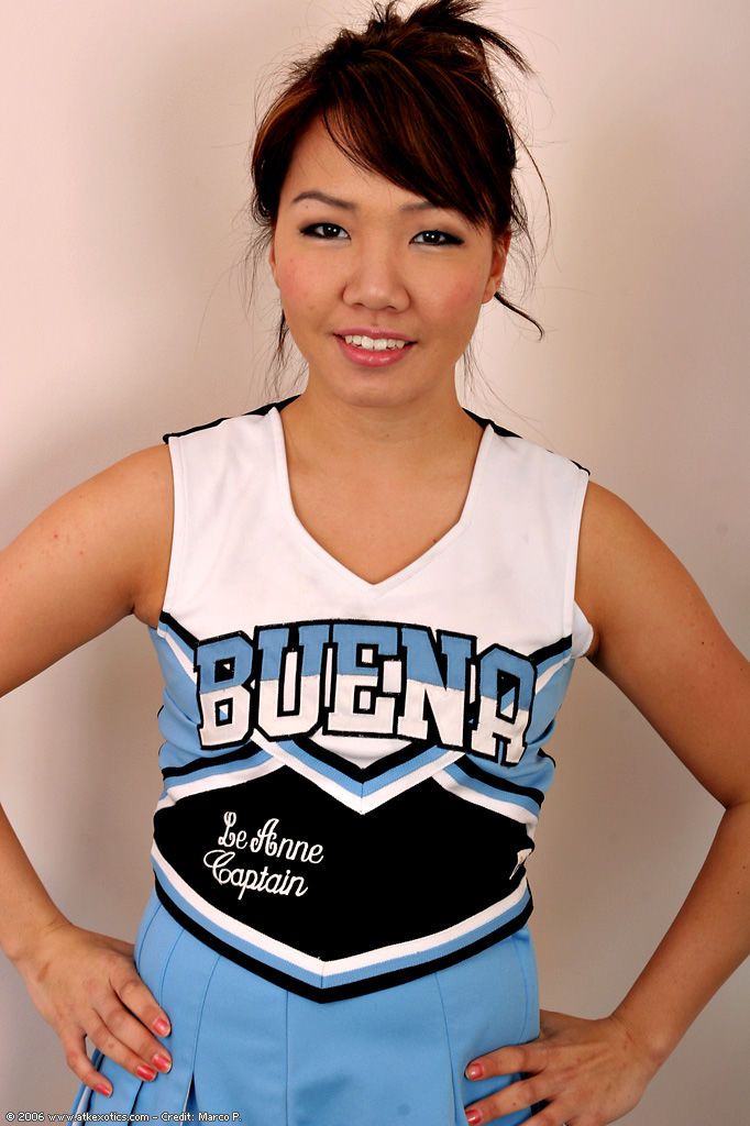 Amateur Asiatische solo Mädchen Schuppen Cheerleader uniform zu bare winzige teen Titten